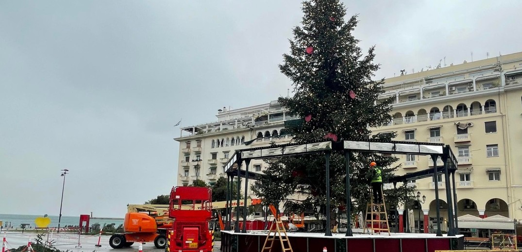 Θεσσαλονίκη: Με Πέτρο Ιακωβίδη το άναμμα του χριστουγεννιάτικου δέντρου στην πλατεία Αριστοτέλους