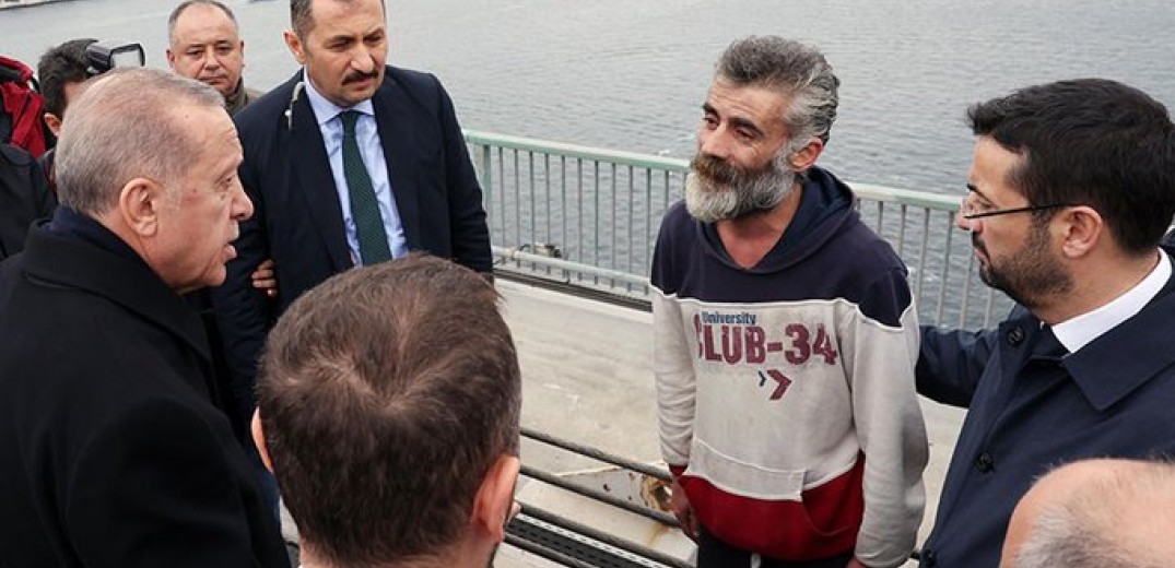 Νέο σόου Ερντογάν: Έσωσε -ξανά- άνθρωπο από την αυτοκτονία (βίντεο) 