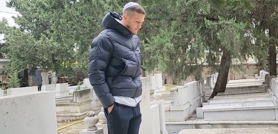 Συγκλονιστική στιγμή: Ποδοσφαιριστής της Μακάμπι Χάιφα επισκέφθηκε τον τάφο του παππού του στη Θεσσαλονίκη (βίντεο)