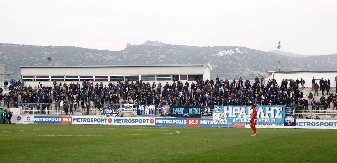 Θεσσαλονίκη: Χειροπέδες σε 17χρονο οπαδό - Πέταξε μπουκάλια σε αγωνιστικό χώρο (βίντεο)