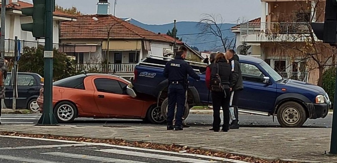 Τρίκαλα: Ι.Χ καρφώθηκε κάτω από… φορτηγάκι (φωτ.)