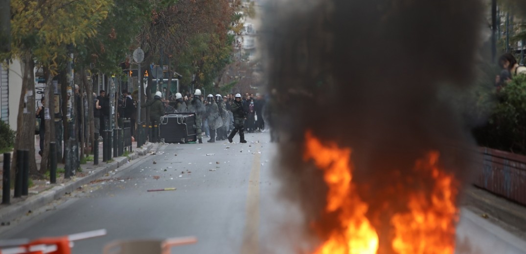 Ένταση έξω από την ΑΣΟΕΕ και τη Νομική 