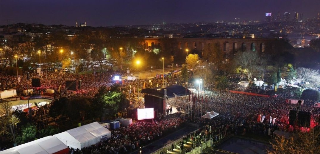 Δεκάδες χιλιάδες άνθρωποι διαδηλώνουν στον δρόμο υπέρ του Ε. Ιμάμογλου (βίντεο)