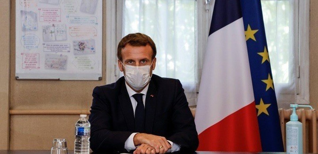 Γαλλία: Ο Μακρόν ξαναφορά μάσκα για να παρακινήσει τους Γάλλους