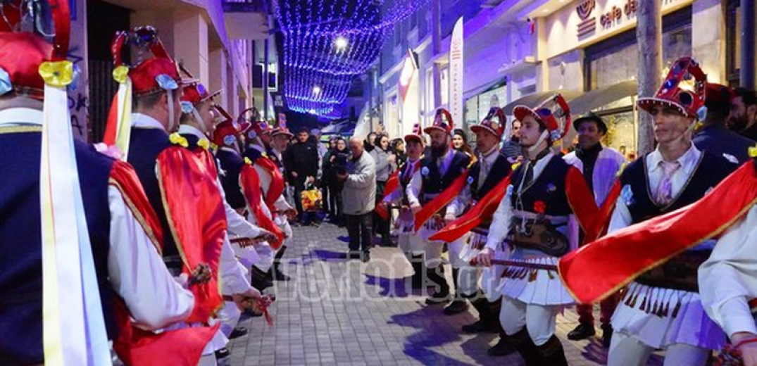 Οι Μωμόγεροι προκάλεσαν... πανικό στο κέντρο της Βέροιας (βίντεο & φωτ.)