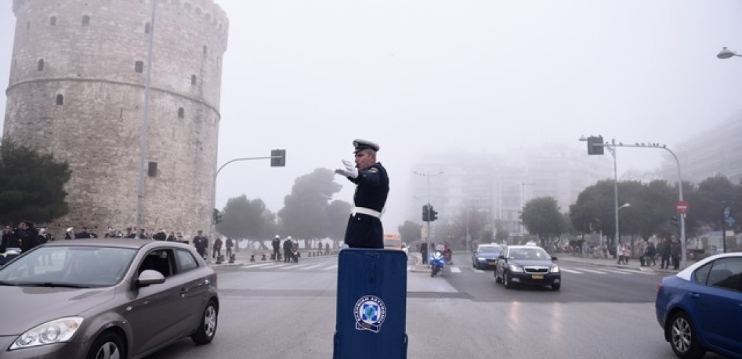 Θεσσαλονίκη: Στο «βαρέλι» του μπήκε ο τροχονόμος - Ρυθμίζει την κυκλοφορία, τιμώντας την παράδοση (βίντεο, φωτ.)