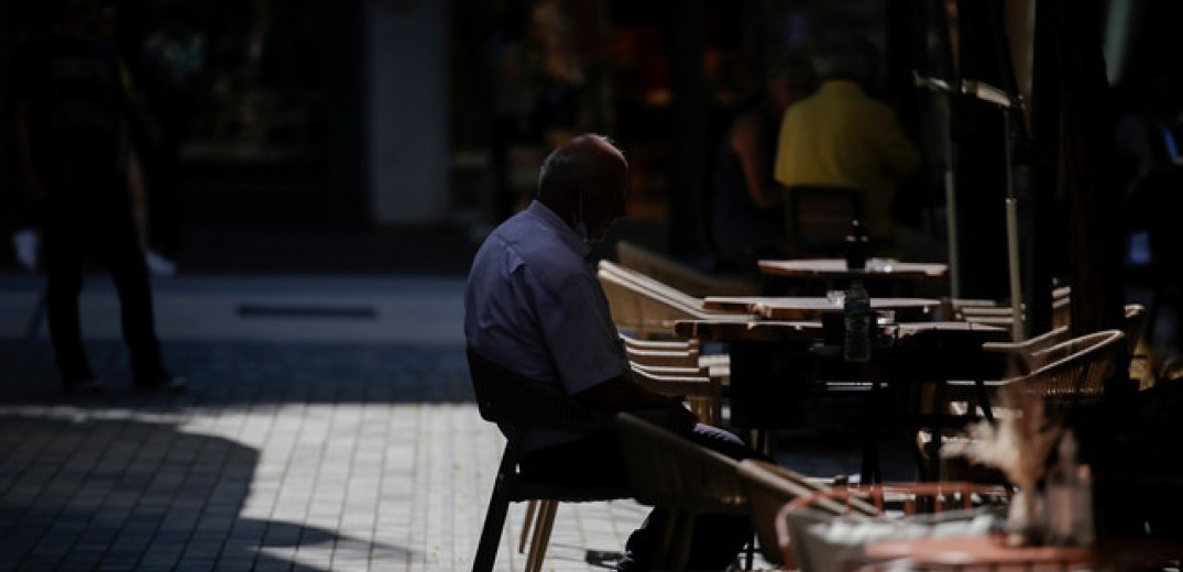 Τρέχουν να μαζέψουν  τα τραπεζοκαθίσματα για να γλιτώσουν τα πρόστιμα