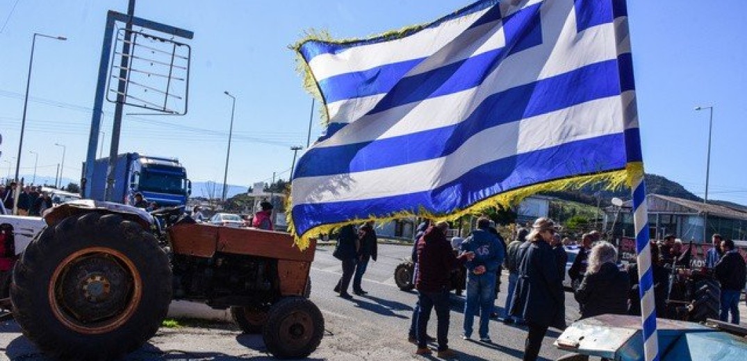 Στα μπλόκα οι αγρότες, αντιμέτωποι με οικονομική καταστροφή