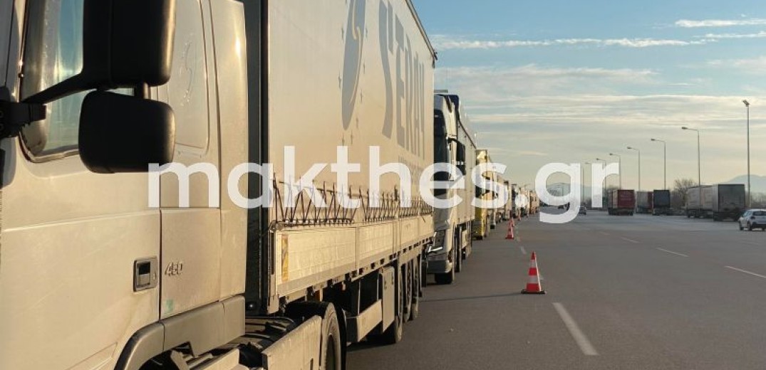 Θεσσαλονίκη: «Ουρές» χιλιομέτρων από φορτηγά στα διόδια των Μαλγάρων (φωτ.)