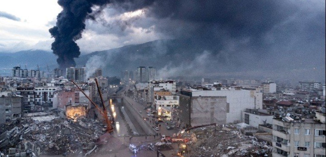 Τουρκία: Ρώσοι και Ουκρανοί στην Αττάλεια ενώθηκαν για να βοηθήσουν τα θύματα των σεισμών
