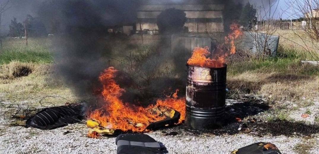 Γέφυρας Θεσσαλονίκης: Έκαιγαν πλαστικά και καθίσματα αυτοκινήτων - Συνελήφθησαν για περιβαλλοντική ρύπανση (φωτ.)