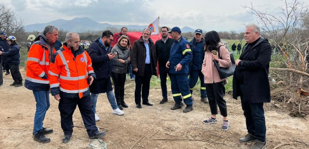 Σύγκρουση τρένων: Κλιμάκιο του ΠΑΣΟΚ-ΚΙΝΑΛ στο σημείο της τραγωδίας (φωτ.)