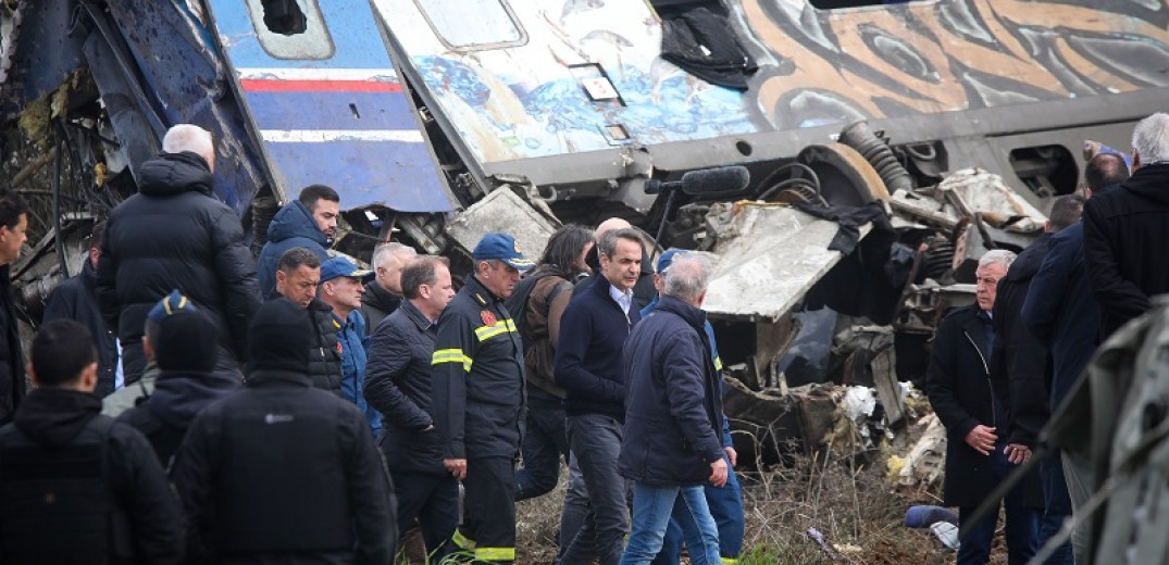 Τέμπη - Στον τόπο της τραγωδίας ο πρωθυπουργός: «Να μη ξανασυμβεί ποτέ κάτι τέτοιο» (βίντεο, φωτ.)