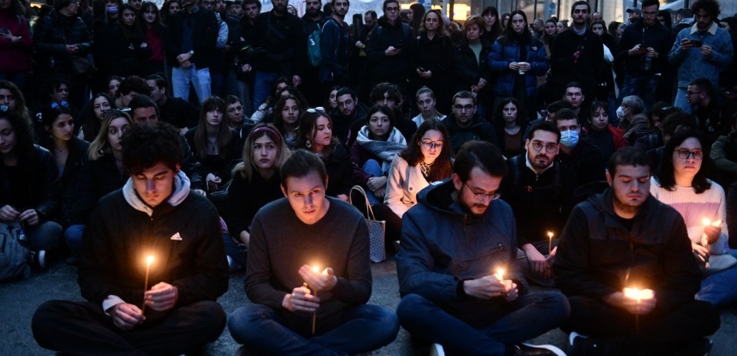 Καταδικασμένοι σε ισόβιο θρήνο