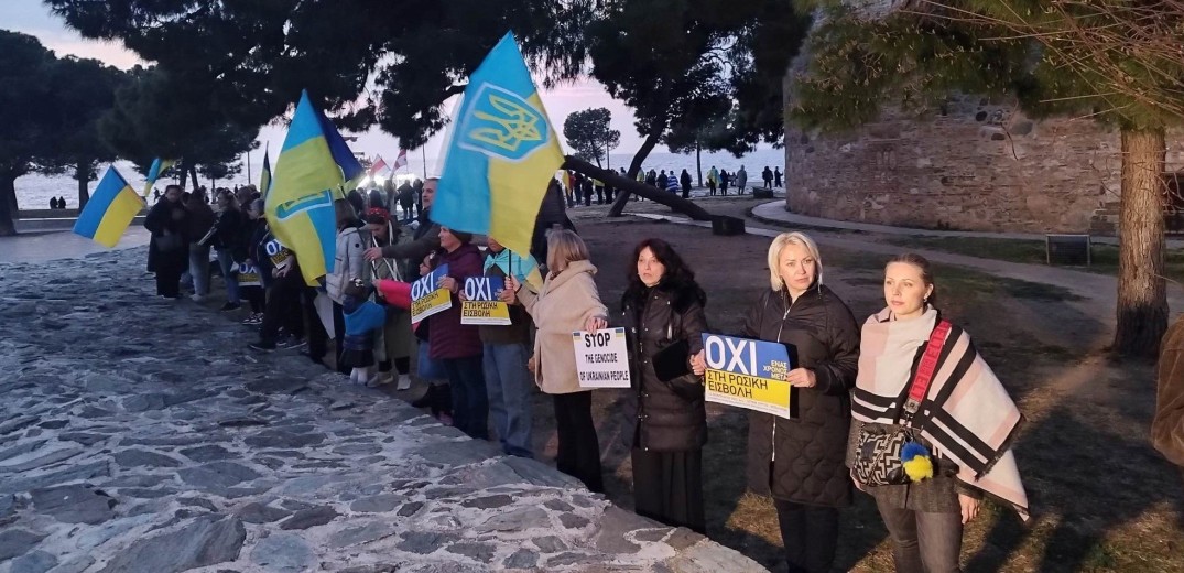 Θεσσαλονίκη - Λευκός Πύργος: Ανθρώπινη αλυσίδα αλληλεγγύης στην Ουκρανία (φωτ.)