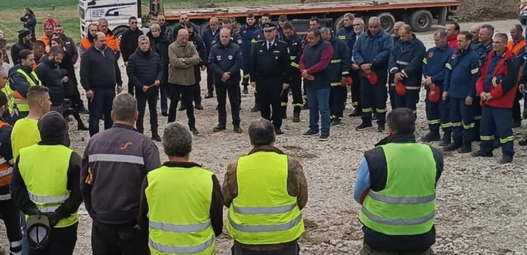 Φόρος τιμής στους νεκρούς των Τεμπών από πυροσβέστες, διασώστες και εργαζόμενους που επιχειρούν στο σημείο