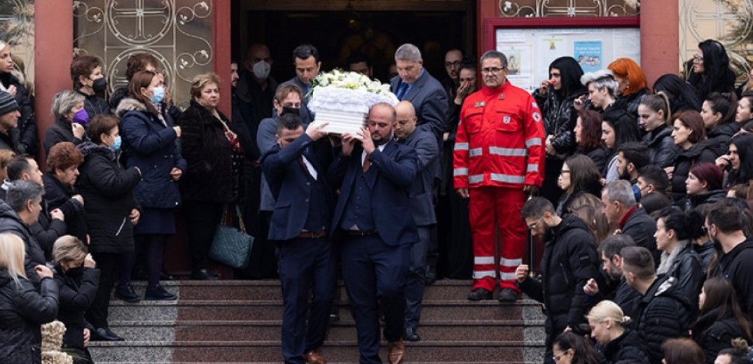 Τέμπη: Σε κλίμα οδύνης η κηδεία της 34χρονης Αθηνάς στην Κατερίνη (βίντεο, φωτ.)