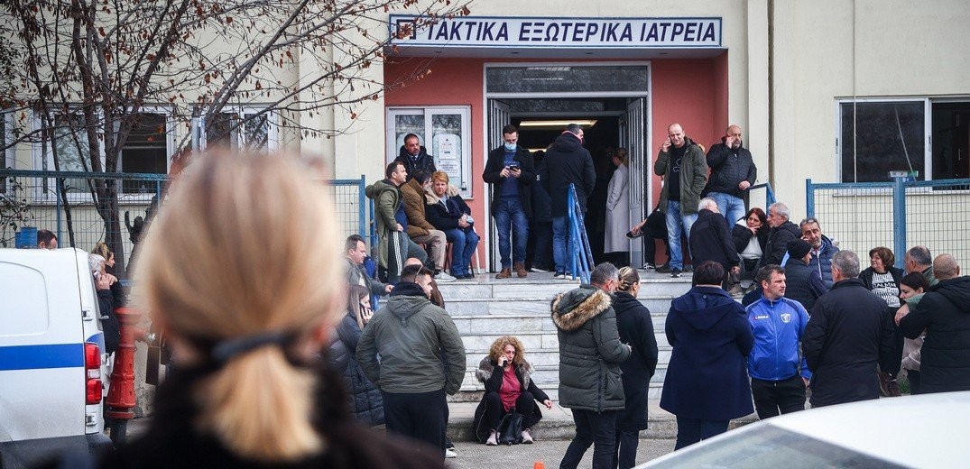 Τέμπη: Συντετριμμένος γιατρός στο νοσοκομείο Λάρισας - «Θα ήθελα να αγκαλιάσω όλους τους συγγενείς» (βίντεο)