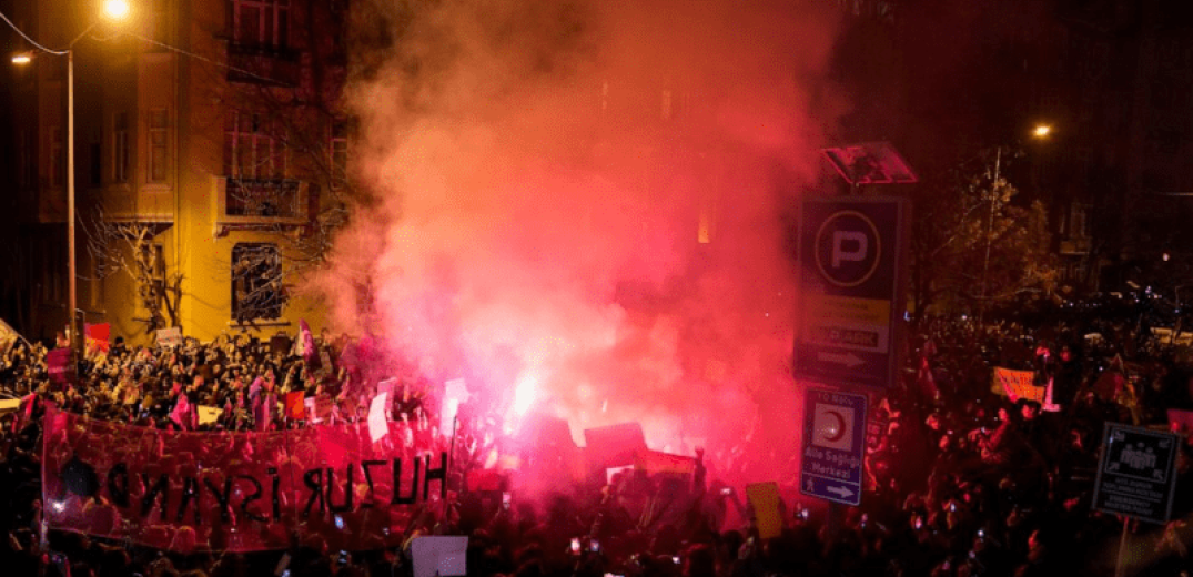 Τουρκία: Σπρέι πιπεριού και ξύλο σε διαδηλωτές για την Παγκόσμια Ημέρα της Γυναίκας (βίντεο)