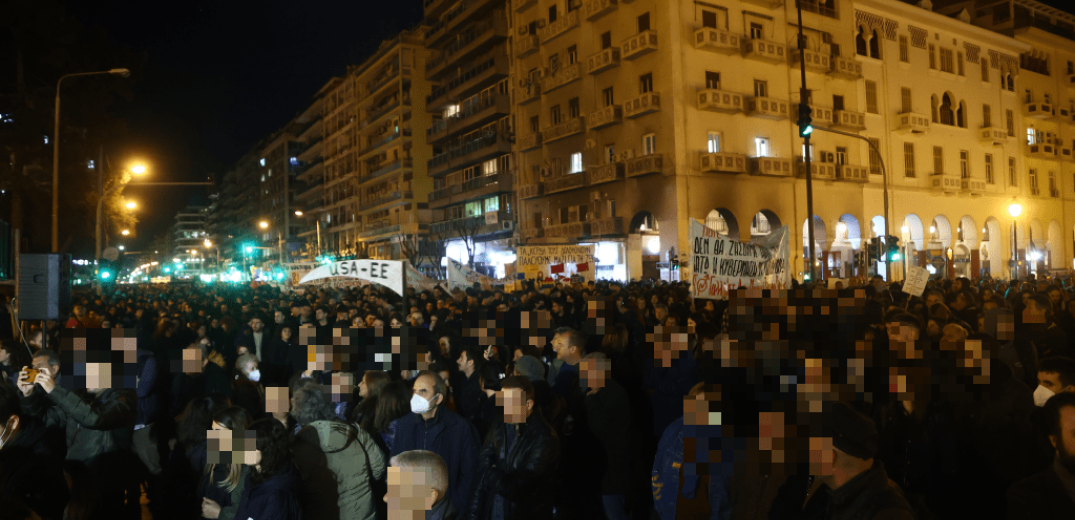 Θεσσαλονίκη: Ολοκληρώθηκε με επεισόδια η μεγάλη πορεία για τα Τέμπη - Χιλιάδες πολίτες στους δρόμους (φωτ. & βίντεο)