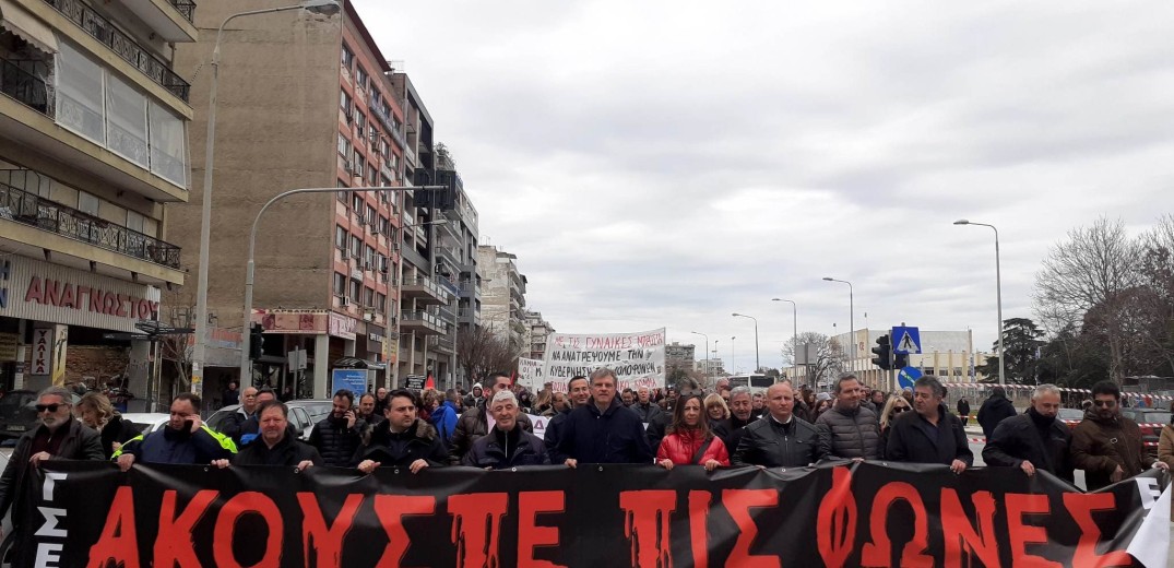 Θεσσαλονίκη: ΓΣΕΕ - ΑΔΕΔΥ έγιναν η φωνή των 57 θυμάτων στα Τέμπη σε μια μεγάλη ειρηνική πορεία (βίντεο, φωτ.)