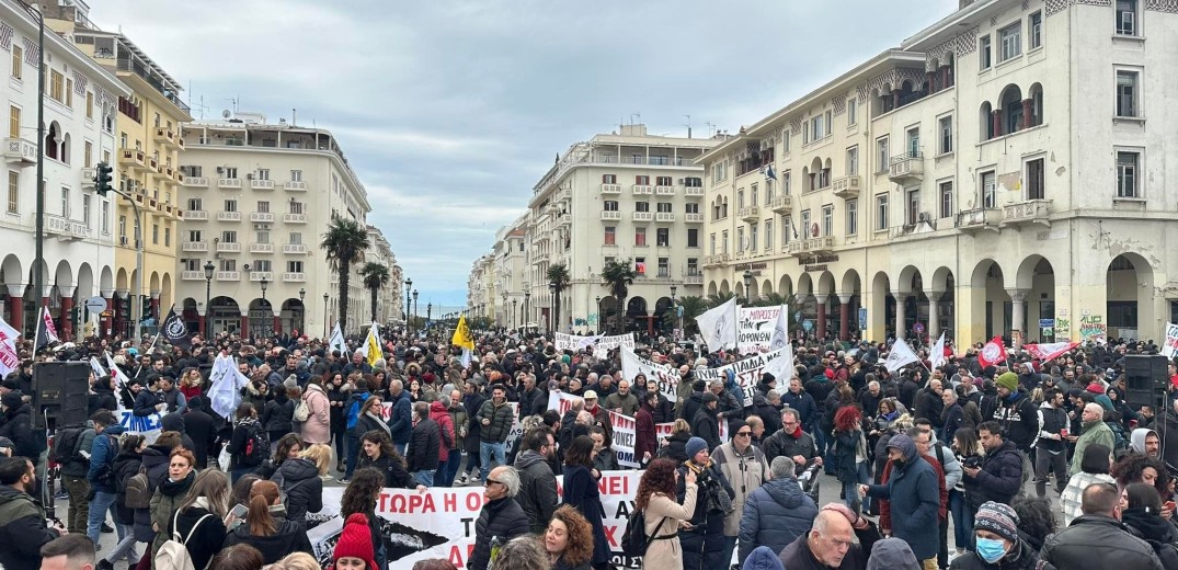 Θεσσαλονίκη: Άρχισε η μεγάλη συγκέντρωση στο Άγαλμα Βενιζέλου με συνθήματα για την τραγωδία των Τεμπών (φωτ.)