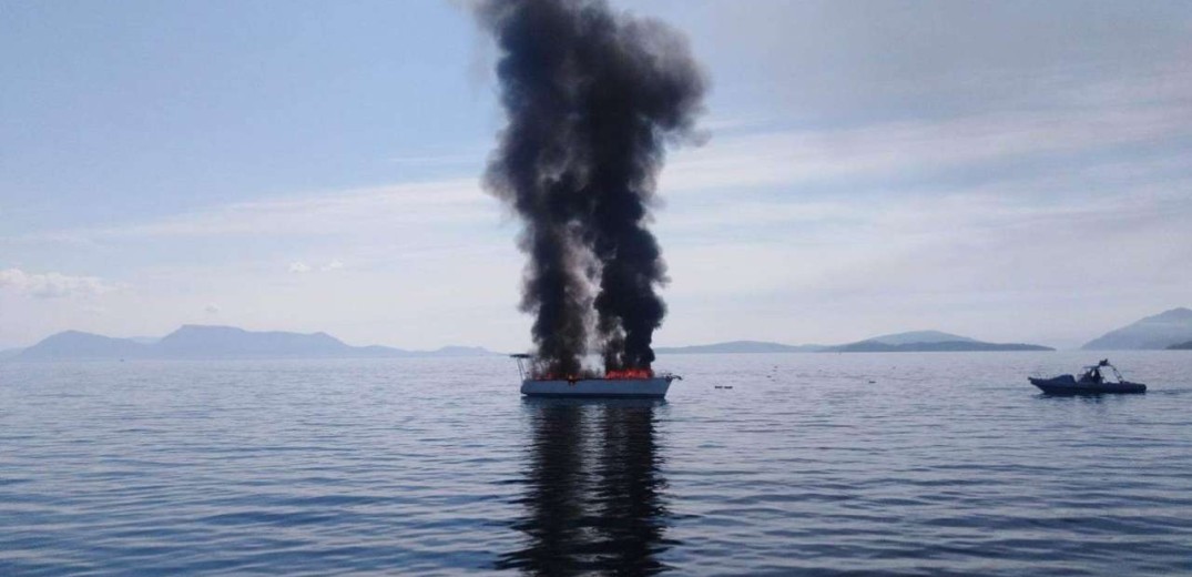 Λευκάδα: Φωτιά σε θαλαμηγό ανοιχτά της Νικιάνας  (βίντεο, φωτ.)
