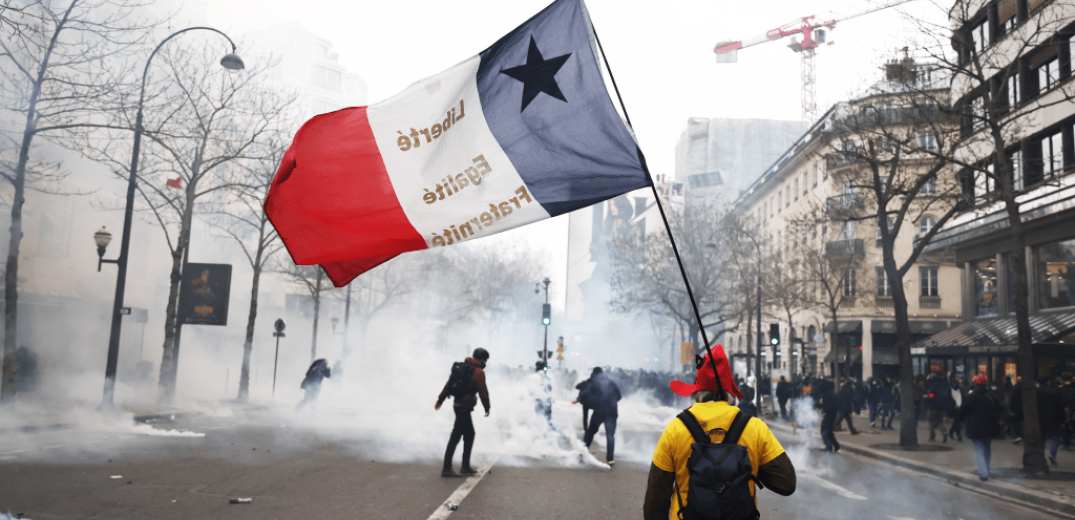«Νέκρωσε» η Γαλλία με εκατομμύρια διαδηλωτές - Με αστυνομική βία «απάντησε» το καθεστώς Μακρόν (βίντεο & φωτ.)