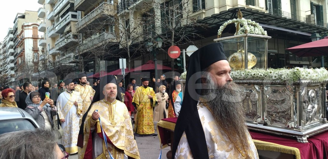 Πλήθος κόσμου στη λιτανεία του λειψάνου του Αγίου Γρηγορίου του Παλαμά στο κέντρο (φωτ.)