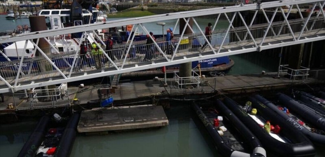 Βρετανία: Η κυβέρνηση σχεδιάζει να στεγάζει αιτούντες άσυλο σε στρατιωτικές βάσεις, ακόμη και σε πλοία