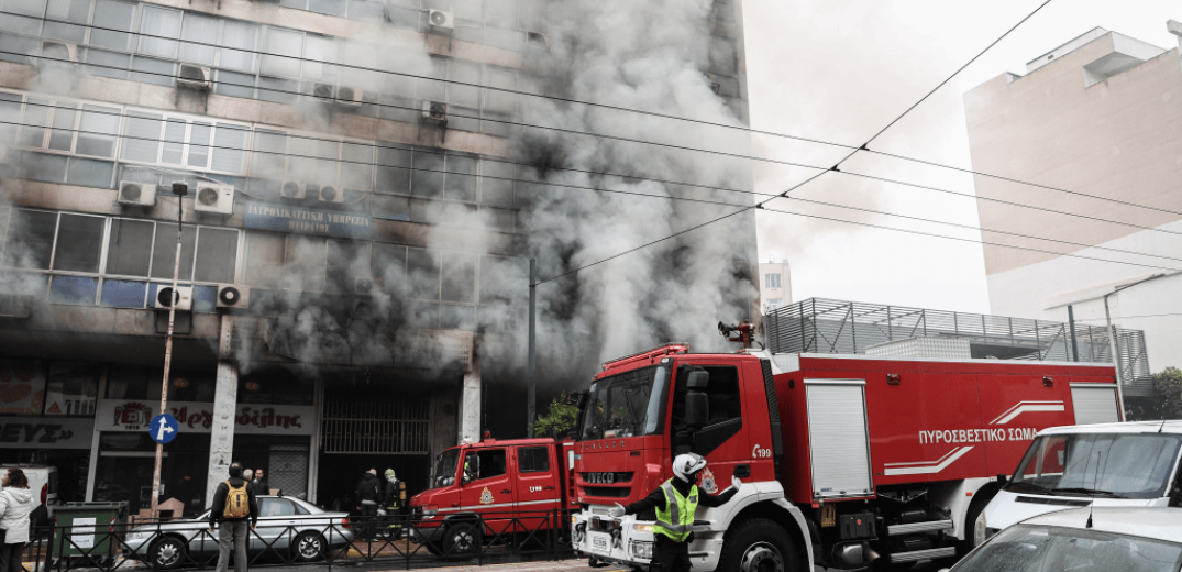 Πυρκαγιά σε κατάστημα με εύφλεκτα υλικά στον Πειραιά (βίντεο & φωτ.)