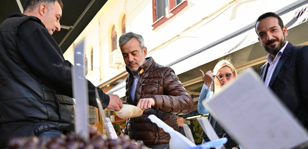 Βόλτα Ζέρβα στην αγορά της Θεσσαλονίκης για τα... ψώνια της τελευταίας στιγμής 