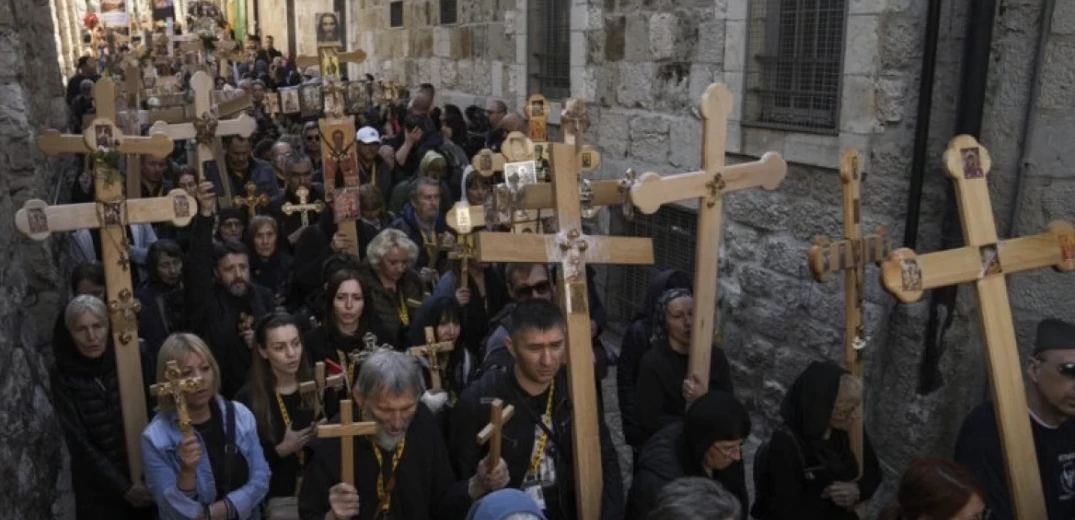 Ιεροσόλυμα: Οι πιστοί έκαναν αναπαράσταση της πορείας του Ιησού προς τον Γολγοθά (βίντεο)