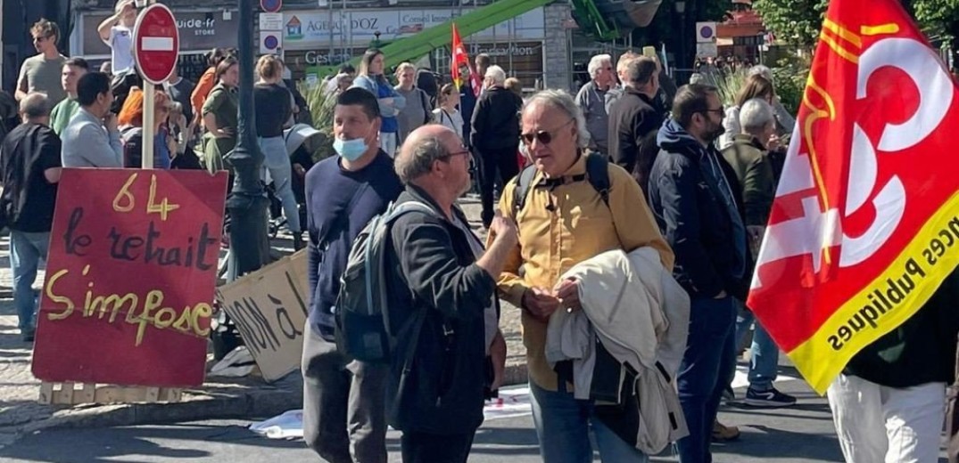 Αστυνομικοί κατάσχεσαν κατσαρόλες από διαδηλωτές για να μην... ενοχληθεί ο Μακρόν (βίντεο)