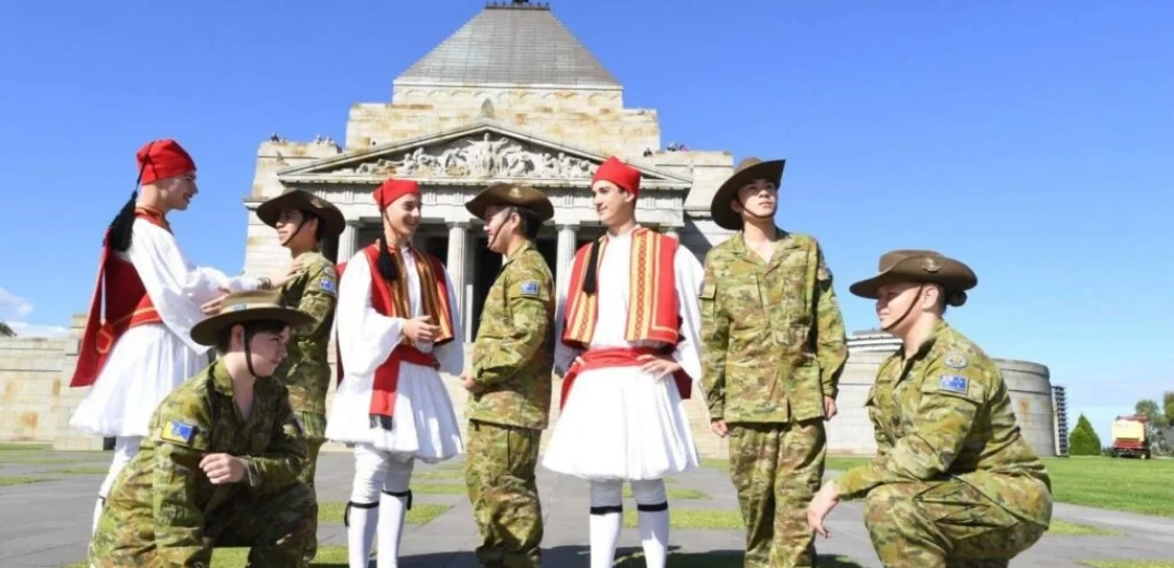 Αναβιώνοντας την ιστορία: Αυστραλοί και Έλληνες στρατιώτες στέκονται ξανά μαζί