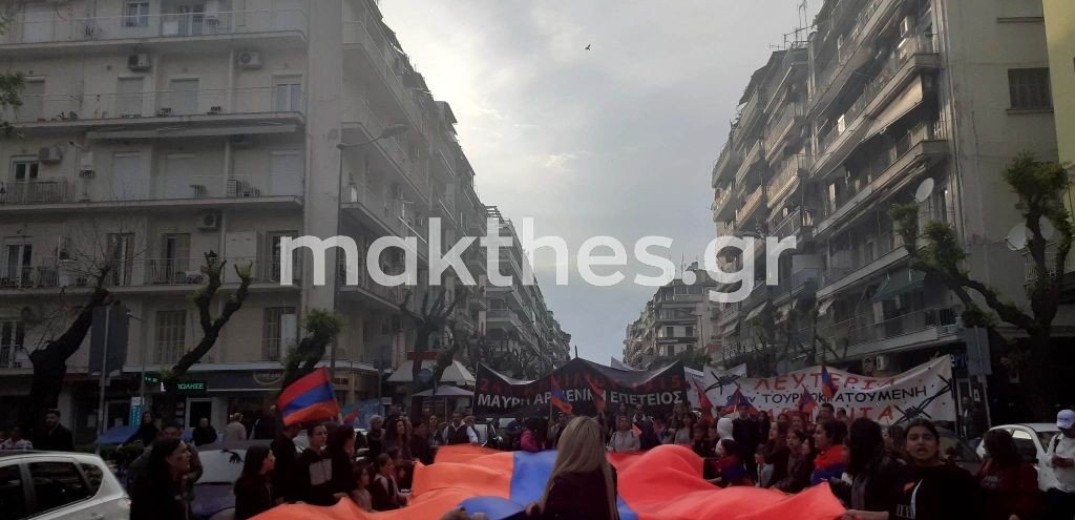 Θεσσαλονίκη: Με συνθήματα και τραγούδια έξω από το τουρκικό προξενείο τιμήθηκαν τα θύματα της Γενοκτονίας των Αρμενίων (βίντεο & φωτ.)