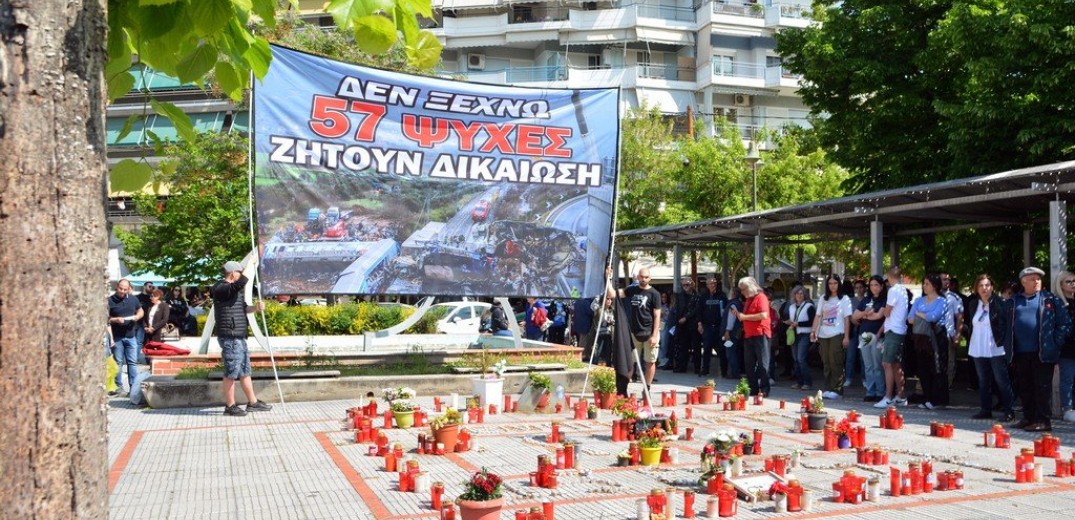 Λάρισα: «Δεν ξεχνώ - 57 ψυχές ζητούν δικαίωση»: Πορεία συγγενών των θυμάτων του δυστυχήματος στα Τέμπη