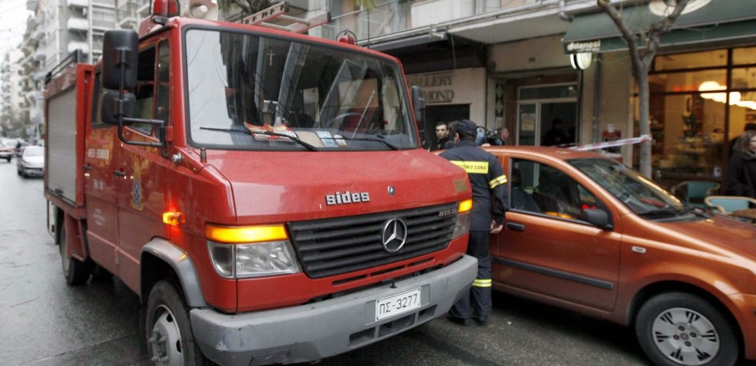 Πυρκαγιά σε διαμέρισμα - Απομάκρυναν μια γυναίκα οι πυροσβέστες 