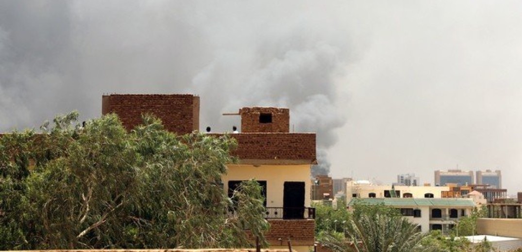 Σουδάν: Στο κενό οι διαπραγματεύσεις για μια ανθρωπιστική εκεχειρία - Τουλάχιστον 1.000 νεκροί, έπειτα από έναν μήνα πολέμου