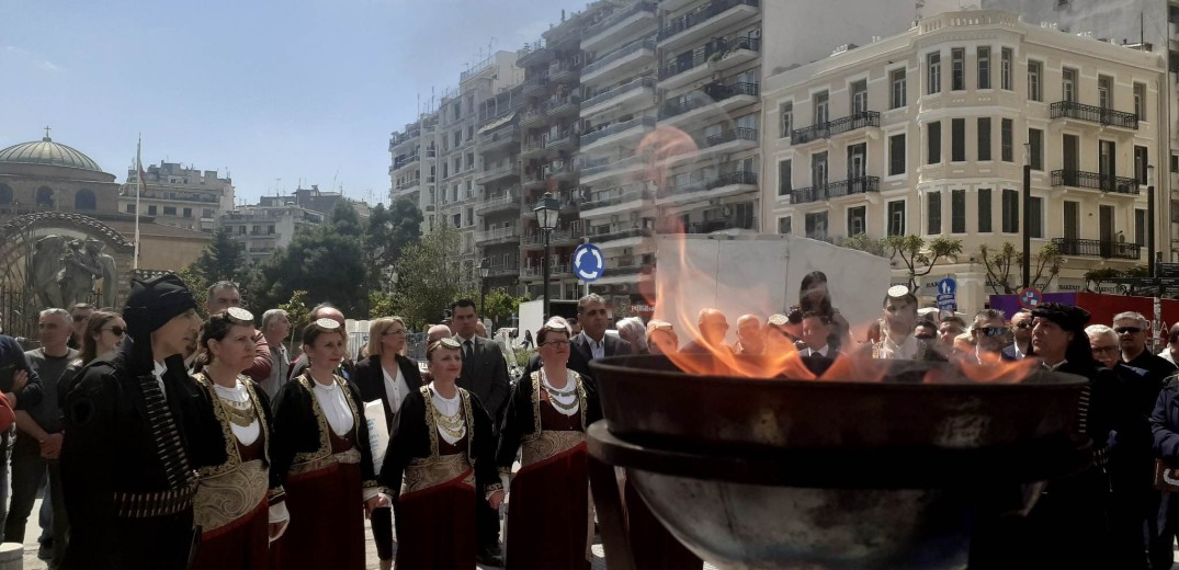 Θεσσαλονίκη: Άναψε η «Φλόγα της Μνήμης» για τη Γενοκτονία του Ποντιακού Ελληνισμού (βίντεο, φωτ.)