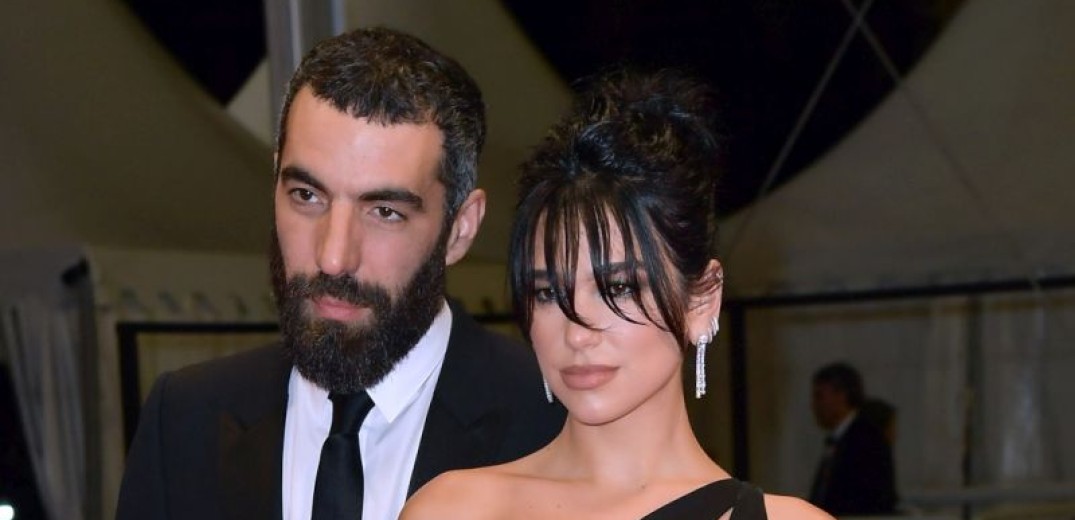 Dua Lipa - Romain Gavras: Η πρώτη κοινή εμφάνιση στο Φεστιβάλ Καννών - Τα τρυφερά βλέμματα στο κόκκινο χαλί (φωτ.)