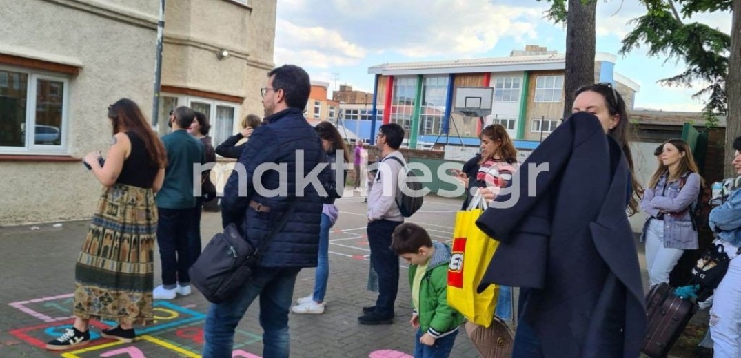 Δυναμικό παρών των Ελλήνων του Λονδίνου στις εκλογές (φωτ.)