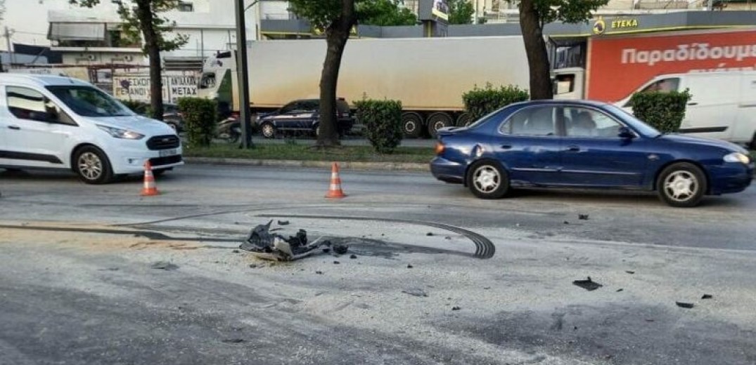 Τροχαίο στη λεωφόρο Αθηνών: Αυτοκίνητο έπεσε σε περιπολικό - Τραυματίστηκε ελαφρά αστυνομικός