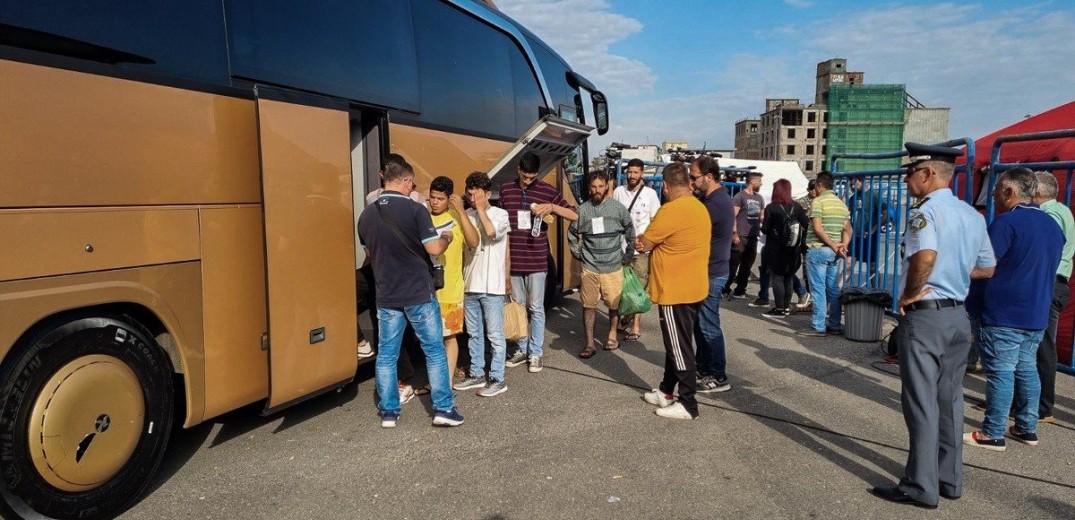 Ναυάγιο στην Πύλο: Έφτασαν στη Μαλακάσα οι διασωθέντες (βίντεο)