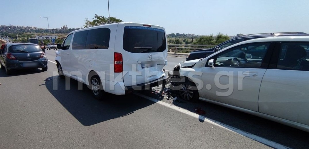 Θεσσαλονίκη: Καραμπόλα πέντε οχημάτων στην περιφερειακή - Τραυματίστηκε μια γυναίκα (φωτ.)