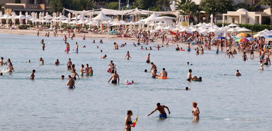 Χαλκιδική: Ξαπλώστες, ομπρέλες και... βουτιές για όλα τα βαλάντια