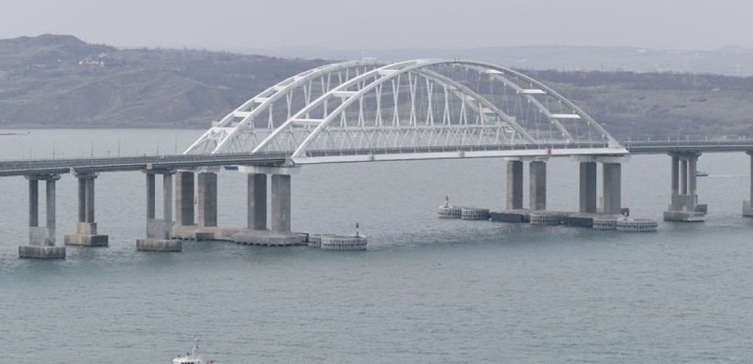 Ρώσοι αψηφούν τον πόλεμο και πηγαίνουν διακοπές στην Κριμαία - Ουρές χιλιομέτρων στη γέφυρα