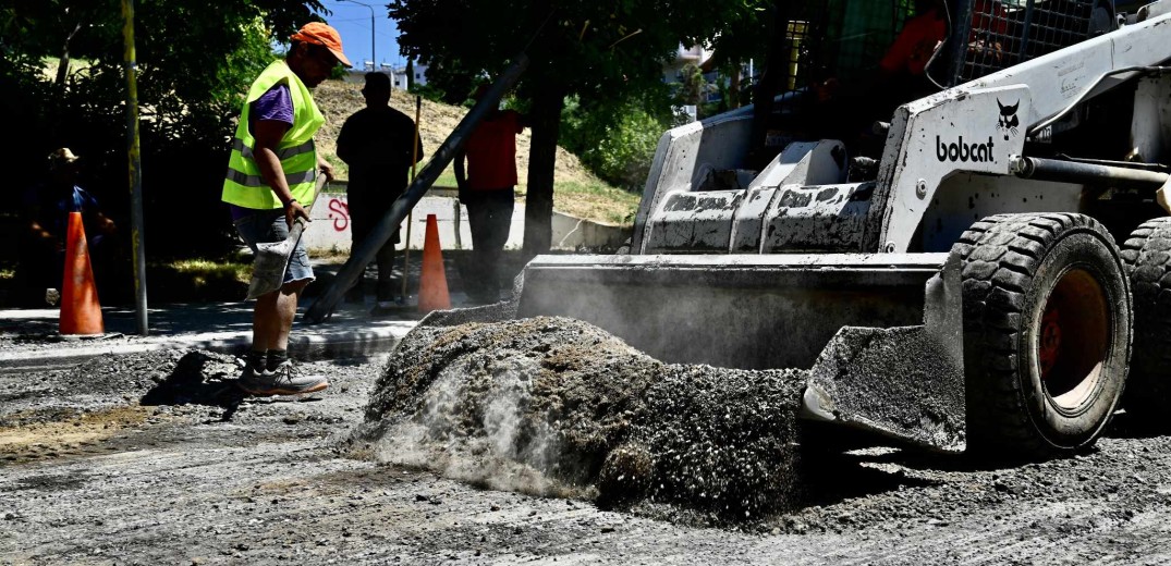 Άρχισαν τα έργα ασφαλτόστρωσης στην οδό Λαμπράκη