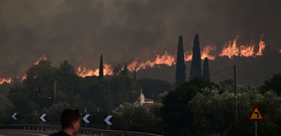 Πύρινος εφιάλτης σε Δυτική Αττική, Λουτράκι και Ρόδο: Αναζωπύρωση στην Οινόη λόγω ισχυρών ανέμων