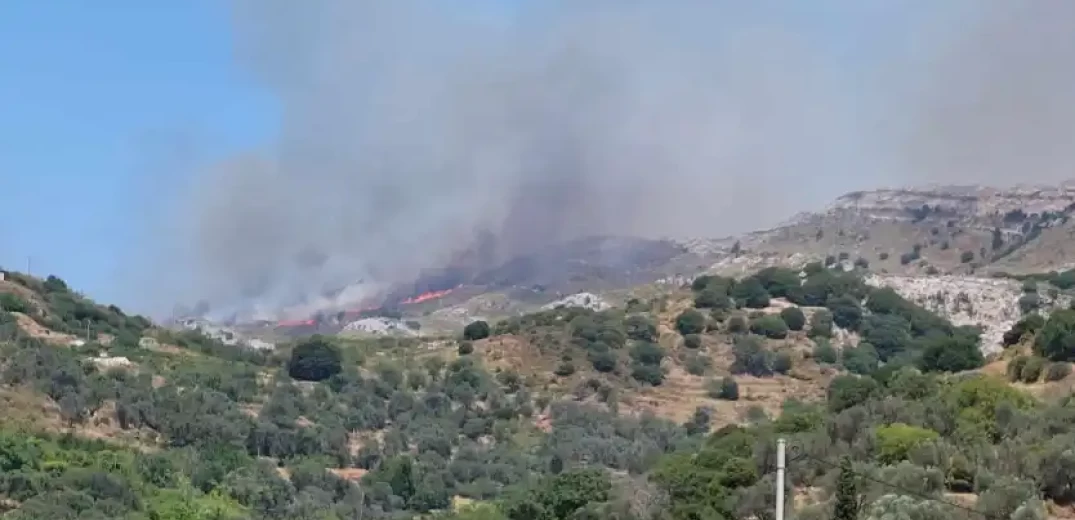 Μεγάλη φωτιά στη Νάξο - Στη μάχη και ενισχύσεις από Σύρο και Αθήνα (βίντεο)